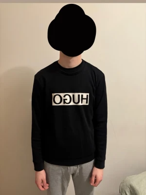 Hugo Boss tröja  - En snygg stilren Hugo Boss tröja som passar till uppklädda tillfällen men även till vardags. 