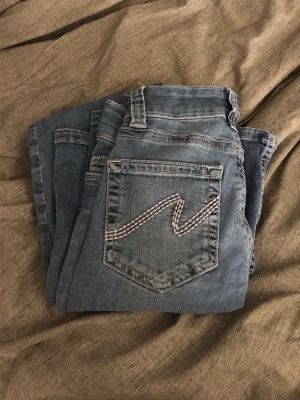 Blå jeans från Nelly  - Säljer ett par jeans från Nelly. Storlek 32 (Xxs) bra skick! 