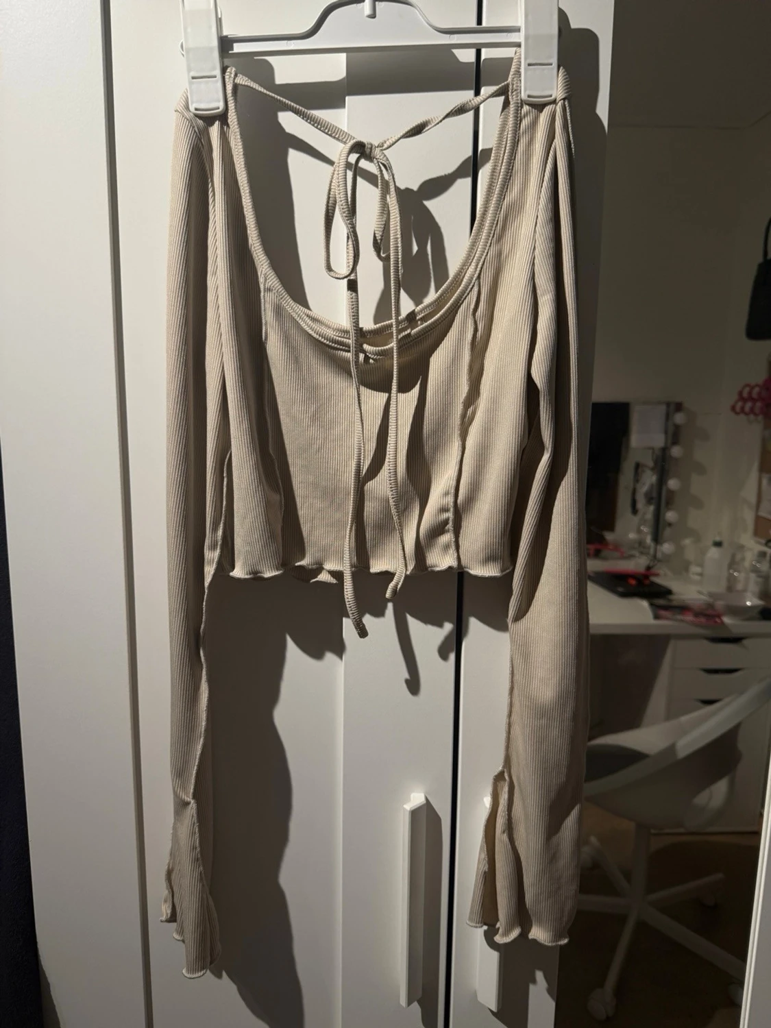 Beige croppad ribbad topp med knyt - 1