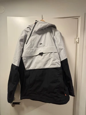 Svart och grå snowboard/skidjacka från Montec - Snygg tvåfärgad från Montec i svart och ljusgrått. Helt vattentät. Använd en säsong. Passar både lite varmare och lagom kalla skiddagar då den har tunnare foder. Storlek M. En liten fläck på sista bilden. Priset kan diskuteras! 