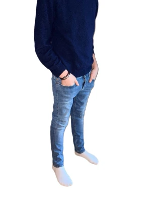 Dondup w28 - Dondup jeans! Nypris=4000kr Säljs för=499kr.   (Modellen har original slitningar från fabrik vilket är väldigt eftertraktat och populärt)