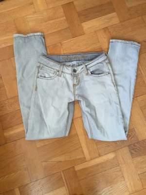 Ljusa lågmidja jeans - Storlek Xs-S, lågmidjade. Färg: inte helt vita utan en liten smak av jätte ljus blå