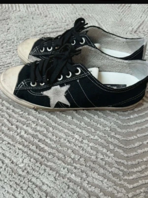 Golden goose v star - Säljer mina golden goose v star i storlek 42 i bra skick. Box medföljer med har ej kvitto 