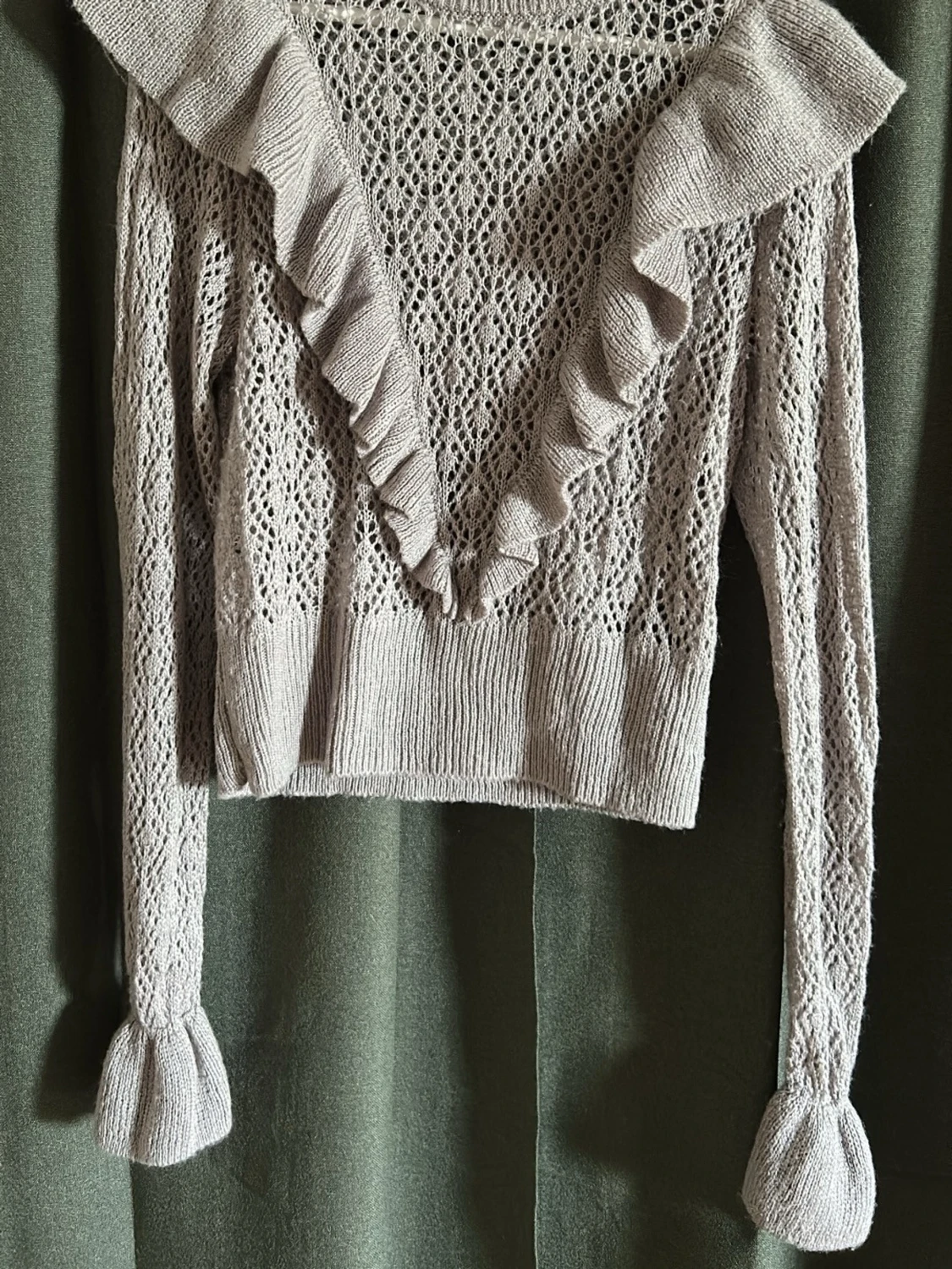Beige stickad tröja med volang