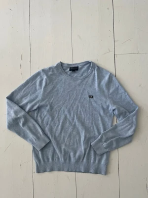 Ljusblå stickad tröja  - Hej! Säljer denna ljusblå stickade tröjan från lexington i slim fit. Tröjan har inga deffekter eller skador. Nypris ca 700|kom privat för mer info eller om du har någon fundering!!