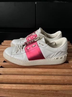 Valentino opens  - Tjena, säljer nu dessa riktigt snygga och populära valentino opensen, de är i bra skick utan några skador, endast skorna ingår, hör av er vid frågor och funderingar🙌🤝 