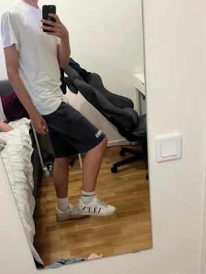 Vita Valentino VLTN sneakers - Säljer ett par vita sneakers från Valentino med stor VLTN-logga på sidan. Riktigt feta under sommaren säljer dessa då de är för små på mig storlek 40 men passar även 41-41,5 skriv vid minsta fundering🙌🏼
