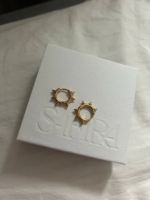 Örhänge guld - Säljer dessa fina örhänge som endast är testade. Osäker på vad butiken jag köpte dem heter men dem är inte från Safira! 