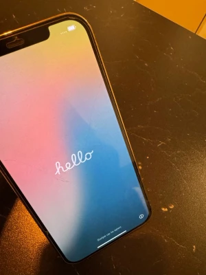 iPhone 12 Pro Max 128GB - Snygg iPhone i guldmed stilren design och platt ram. Telefonen har en stor skärm med tunn kant och tre kameror på baksidan för grymma bilder. Endast jag har ägt mobilen och den har alltid haft skydd och skal på. Så inga skador och aldrig tappad. 