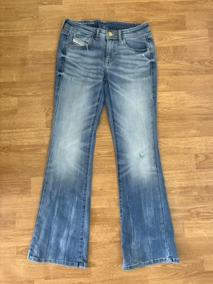 Blå bootcut jeans från Diesel - Blå bootcut jeans från Diesel. Lågmidjade och justerbara i midjan. Använda 3-4 gånger. Skickas inom 1-2 dagar.