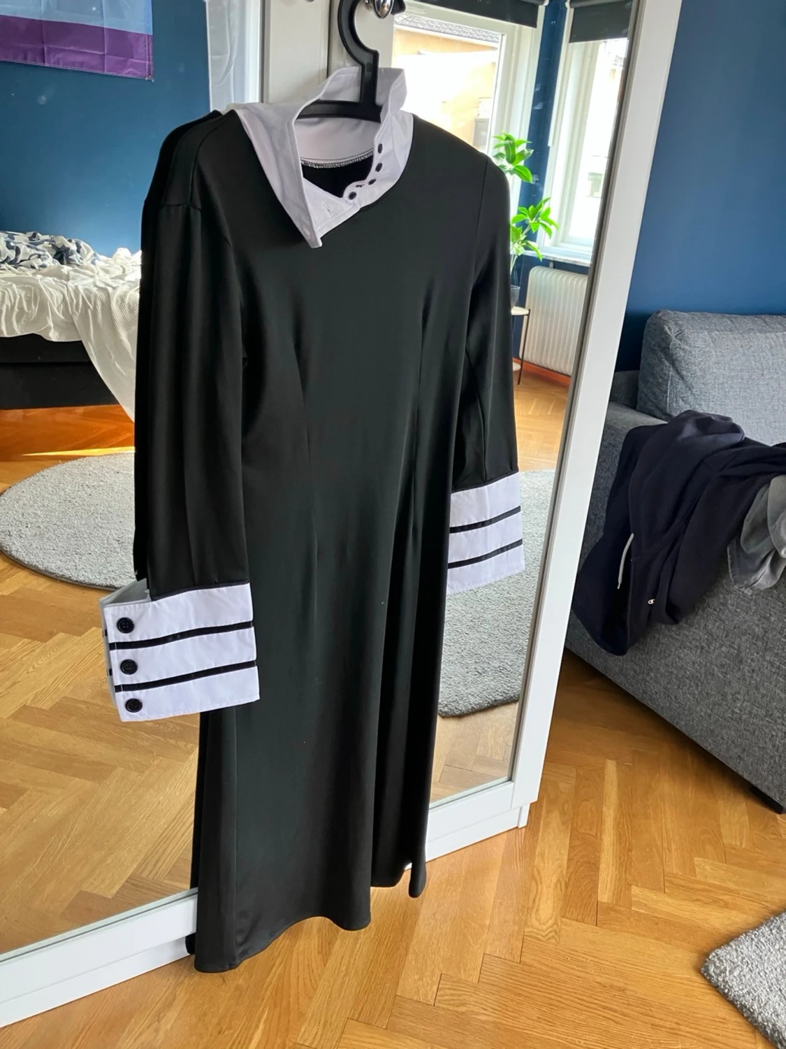 Svart cosplayklänning med vita detaljer - 1
