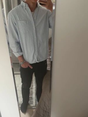 Randig skjorta  - Randig skjorta från H&M i size M. Riktigt skön att bära både ensam när det är varmt och som undre lager när det är svalare. 