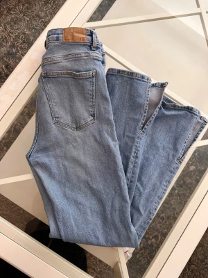 Ljusblå raka jeans från 157 - Säljer ett par ljusblå jeans från 157 raka ben med slits. Perfekta för en avslappnad och trendig look.