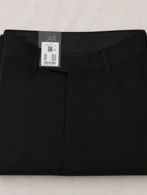 Svarta klassiska shorts med fickor från Dressmann - Stilrena svarta shorts med normal passform och bälteshällor. Shortsen har snedställda sidofickor och en diskret dragkedja framtill. Perfekta för en clean och enkel look. Materialet känns lätt och smidigt. Ordinariepris 500 kr.