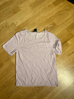 Ljusrosa kortärmad t-shirt - En enkel och stilren ljusrosa t-shirt med korta ärmar och rund halsringning. Perfekt basplagg som passar till det mesta. Tillverkad i mjuk bomull för skön känsla hela dagen.