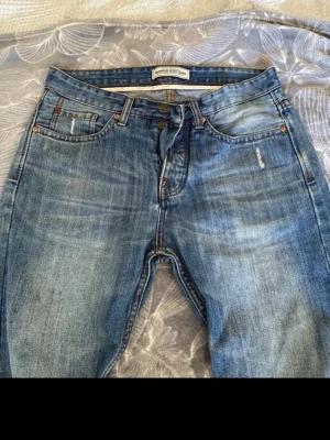 Jeans - Kill jeans från Hampton blue jeans I w 31 och l 32, jag vet inte om modellen ska ha små fläckar det är de 3 sista sliden