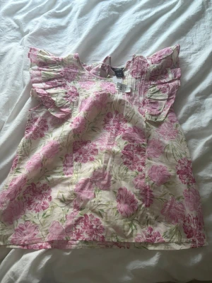Somrig blus  - Somrig blus från Lindex i storlek XS lappen sitter kvar kanppt använd 