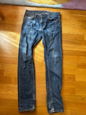 Lean Dean jeans från Nudie Jeans - Säljer dessa Nudie Jeans ”Lean dean” i storlek W29/L32, de har en liten lagning i grenen men annars i väldigt bra skick. Jag säljer de då de inte passar mig längre. Priset kan diskuteras vid en snabb affär!
