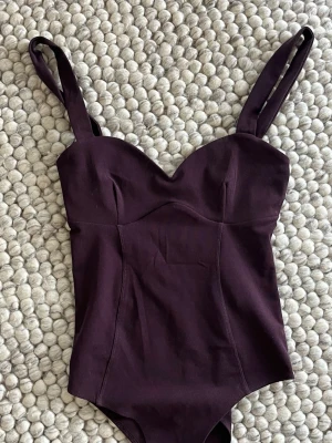 Body Zara - Body från Zara, använd bara en gång. Storlek S. I typ en brun/burgundy/lila ton
