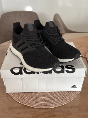 Adidas Ultraboost 1.0 - Adidas Ultraboost 1.0, Skick: 10/10 – helt oanvända, kommer med originalbox. Vid frågor eller intresse, skicka gärna ett DM.