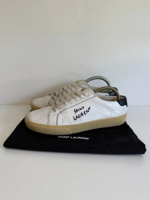 Saint Laurent Sneakers  - Säljer dessa riktigt snygga Saint Laurent Sneakers | Storlek 36,5 - fråga om innermått vid osäkerhet | Dustbag ingår | Skriv gärna vid andra funderingar🙌