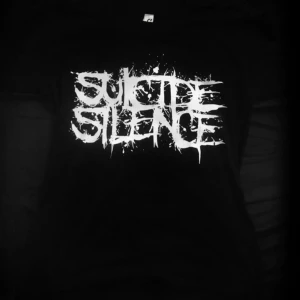 Suicide Silence Pull the Trigger t shirt (2007-2025) - Det här är t shirt från deathcore/heavymetal legenderna Suicide Silence. Personligen så är det mitt andra favorit band har varit sen jag var 15! Den här t shirten är verkligen en through back to the MySpace days.