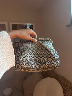 Beck Södergaard clutch  - Jättefin Beck Södergaard clutch som jag säljer då den inte kommer till använding längre🥹