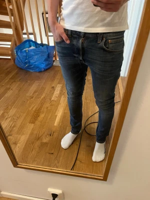 Nudie jeans - Snyggt par jeans från Nudie! Modell Lean Dean, i storlek 30/30! Mycket bra skick, litet hål i skrevet som går att laga hos Nudie gratis eller själv! Kontakta mig vid minsta fråga! //Nils