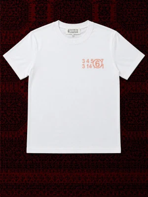 Maison Margiela t-shirt - Vit t-shirt från Maison Margiela perfekt för sommar outfits. | skick : 10/10 har endast använts fåtal gånger så ser ut som ny. | etiketten och påsen följer med på köp! | Storlek EU XS | längd : 61 cm | bredd : 42 cm | pris går att diskutera vid bundle köp / snabbaffär! 💯
