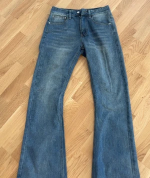 Vintage Bootcut Jeans  - Säljer mina snygga bootcut jeans som är skit snygga med ett par gats. Hör av er om ni har några frågor.🍾 Jeansen passar dig som är runt 175cm lång. Storleken är M men passar S.