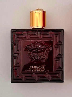 Versace Eros Flame Eau de Parfum - Ca 75ml kvar kommer med original boxen. Vid frågor/funderingar är det bara att höra av sig