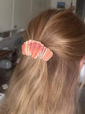 Hårklämma med snäckskaldesign - Säljer en unik hårklämma dekorerad med flera snäckskal i nyanser av rosa, orange och vitt. Klämman har en naturlig strandkänsla och passar perfekt för dig som vill ha en bohemisk och somrig look. Ett barrette hair clip hårspänne med äkta snäckor 🪸🪷Ta gärna en titt på mina andra annonser ❣️ #stockholmstyle #copenhagenstyle #trendy #københavn #danmark #helsinki #unik #chic #elegant #timeless #classic #soft #stylish #fashion #aesthetic #accessories #hairclip #hairaccessories #hairbow #hair