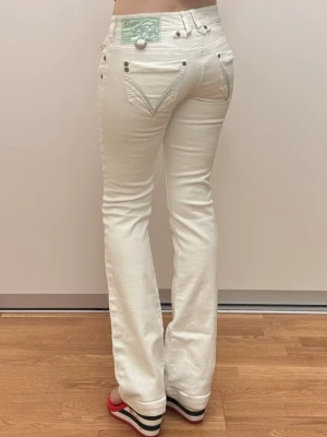 vita lågmidjade bootcut jeans  - de perfekta vita jeansen storlek 34 passar även xs/s då de är lite stretchiga  jättefint skick små mini fläckar som jag upptäckte när jag tog bilder men som annars ej är synliga på de två sista bilderna  midja 36 innerben 76,5 