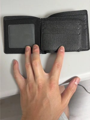 Svart plånbok - Fortfarande bra skick men tappat bort lite färg