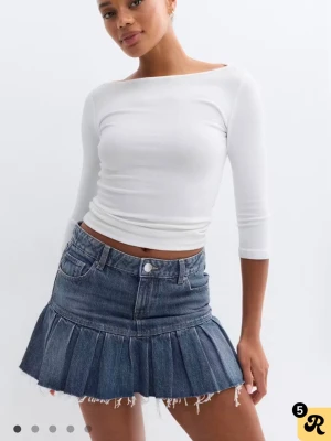 Kort plisserad jeanskjol - Säljer den här helt nya jeans kjolen som är helt oanvänd och med prislappen på💕 