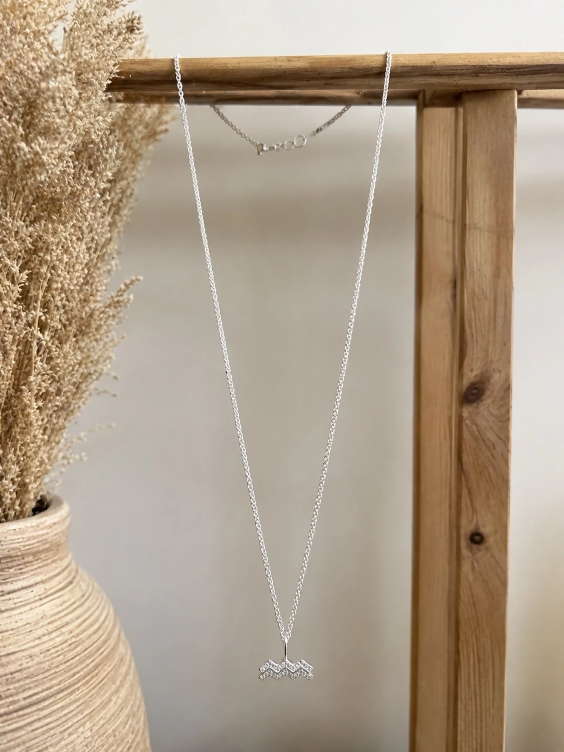 Silverhalsband med pärldetaljer
