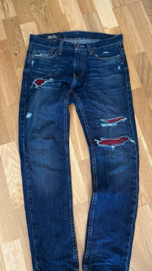 Hollister Jeans  - Ett par mörkblå Hollister byxor som sitter slim och inte skinny som det står på lappen. Om du har frågor så hör av dig!
