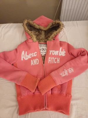 Abercrombie zipup  - Fin rosa zipup från märket abercrombie i stolek M men passar även S. Den har tecken på användning men är fortfarande väldigt fin och mysig🩷