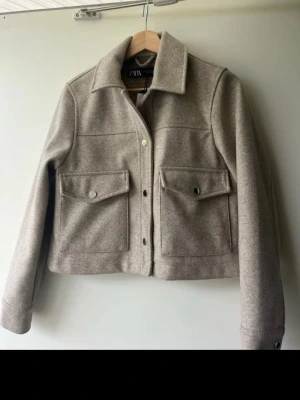 Kappa från Zara - Kappa från Zara i storlek XS. Ny med prislapp.