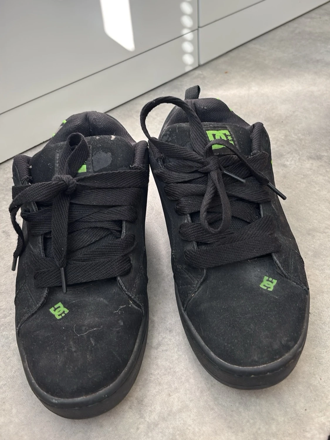 Svarta DC sneakers med gröna detaljer