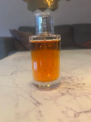 ALREHAB Choco Musk - Choco Musk Eau de Parfum från ALREHAB PERFUMES är en Aromatisk doft för kvinnor och män. Choco Musk Eau de Parfum lanserades 2023. Doften innehåller Vanilj, Mörk choklad, Musk, Kryddiga toner, Bärnsten, Kanel, Sandelträ, Träiga noter och Ros.