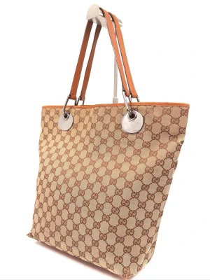 GUCCI GG Canvas Medium Tote Bag - •The bag has been gently used and is in very good condition • Size: One size •Color: Beige •Retail price: 10000Sek •Height: 32cm Depth: 11cm Length: 36cm