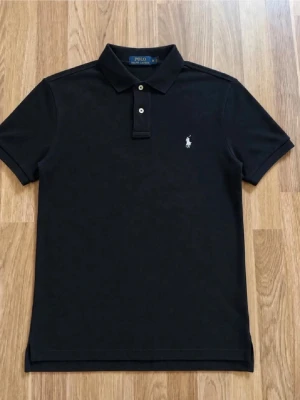 Svart Ralph lauren piké  - Säljer denna svarta ralph lauren piken passar perfekt till sommaren. Frågor och funderingar är de bara att kontakta pris kan diskuteras😀