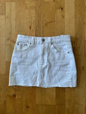 Vit jeanskjol - Kort jeanskjol från pull&bear