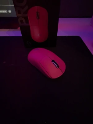 Rosa trådlös gamingmus - PRO X superlight 2 gaming mus med en mörk rosa färg!🎨 Köpte den för ksk 4,5 månader sen.Säljer den pga att jag slutat spela.Den är köpt på Elgiganten sprillans ny för 1300kr.Ni kan kolla up priset om ni vill.Fungerar skit bra! Inga kronhel eller nått det är en fantastisk mus! Man få såklart med alla original packet och laddare och sladd och box! Kom gärn med frågor eller annat!😀 MVH 