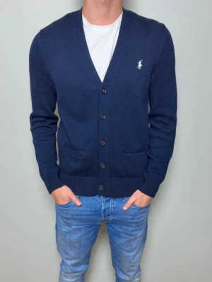 Ralph Lauren Cardigan - Hej! Säljer denna snygga Ralph Lauren cardigan. Storlek S! Nypris ca: 1500 kr, Säljs för: 450 kr!