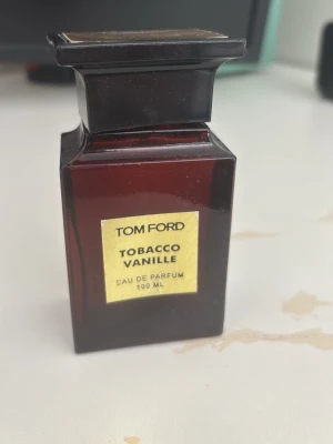 Tom Ford Tobacco Vanille EdP 100 ml - Tja tja, har haft denna ståendes ett tag eftersom den inte faller mig i smaken, har max använt 4 sprut. Förpackningen är lite sliten men annars ska allt vara som de ska. 