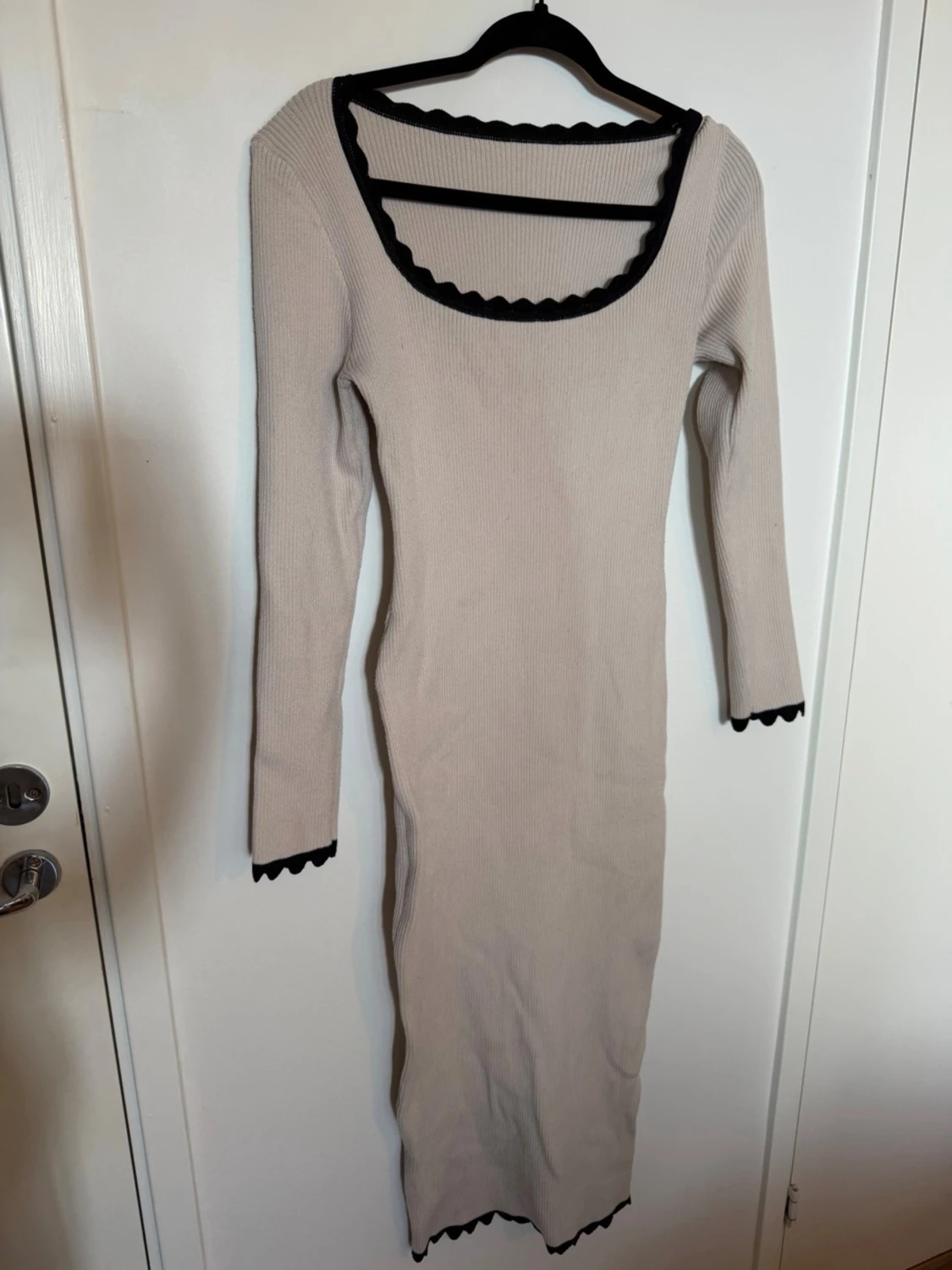 Beige ribbad långklänning med svarta detaljer - 1