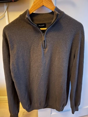 Grå halvzip-tröja från Sand - Mörkgrön stickad tröja från Sand med halv dragkedja i cashmere 