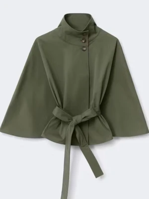 Gina tricot puncho SLUTSÅLD ONLINE - Stilren olivgrön cape med hög krage och tre dekorativa knappar. Modellen har vida ärmar och ett långt knytskärp i midjan som ger en snygg siluett. Perfekt för dig som vill ha en trendig och unik rock med modern touch.